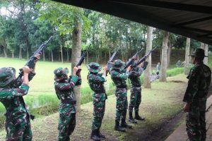 Program Latihan Tetap Terlaksana, Prajurit Ajen Divif 2 Kostrad Tingkatkan Kemampuan Menembak