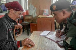 Di Sela-sela Latihan Pratugas, Satgas Pamtas RI-Malaysia Yonarmed 10 Kostrad Gelar Pengobatan Massal