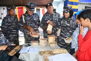 Jelang Hari Raya Idul Fitri 1444 H/Tahun 2023 M, Lanal Bandung Bagikan Paket Lebaran dan Gelar Bazar Murah Secara Serentak