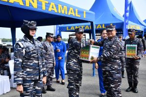 Pembagian Paket Lebaran dan Bazar Murah Di Lantamal I Belawan Diserbu Pengunjung