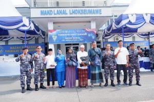 Lanal Lhokseumawe Serahkan Paket Lebaran Kepada Masyarakat dan Prajurit Lanal Lhokseumawe