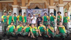 Karya Bakti Bulan Penuh Berkah, Prajurit Yonif R 515 Kostrad Bersihkan Sarana Ibadah