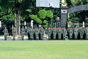 Kaskostrad Mayor Jenderal TNI Muhammad Nur Rahmad Pimpin Upacara Pengibaran Bendera dan Pemberian Bingkisan Lebaran Secara Simbolis Kepada Prajurit dan PNS Makostrad