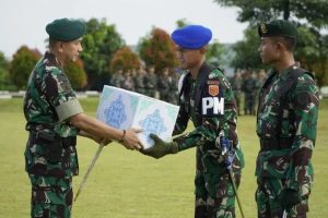Pangdivif 3 Kostrad Bagikan Bingkisan Lebaran kepada Prajurit Divif 3 Kostrad dan Anak Yatim