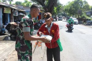 Indahnya Berbagi Kebahagiaan, Menarmed 2 Kostrad Bagikan Zakat Fitrah Kepada Masyarakat Dhuafa