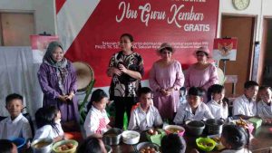 Kunjungi Sekolah Darurat Kartini, Ketua Persit KCK Cabang XVI Kodim 0502/JU Ny. Ollen Frega Wenas Membagikan Sembako dan Santunan kepada Para Siswa