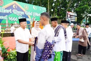 Gema Takbir di Madivif 2 Kostrad, Pangdivif 2 Kostrad Sholat Idul Fitri 1444 H Bersama Prajurit dan Keluarģa