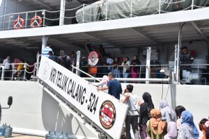 Masyarakat Kalimantan Barat Antusias Berswafoto di Kapal Perang Republik Indonesia