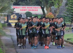 Pulihkan Kebugaran Setelah Berpuasa, Prajurit Yonif R 509 Kostrad Lari Pagi di Pangkalan