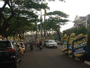 Karangan Bunga Berjejer di Rumah Duka Istri Wakapolri