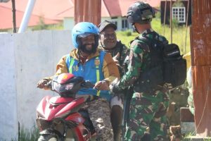 Semakin Erat dan Diterima Kehadirannya, Prajurit Yonif R 303 Kostrad Selalu Berbagi Kebahagiaan Buat Warga Puncak Papua