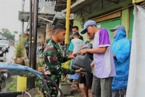 Berbagi Untuk Warga di Jumat Berkah, Prajurit Condromowo Berikan Bingkisan dan Makanan