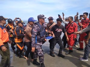 Tim SAR TNI AL Lanal Bengkulu Laksanakan Pencarian Warga Palembang Yang Tenggelam Di Pantai Panjang Bengkulu