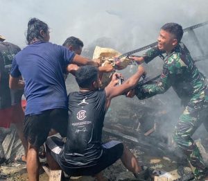 Aksi Sigap & Cepat, Anggota Pos Gemaf Satgas Yonarhanud 3/YBY Bantu Padam Kebakaran