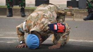 Kembalinya Prajurit Terbaik Dari Misi Perdamaian, Danyonif PR 432 Kostrad Pimpin Tradisi Penyambutan