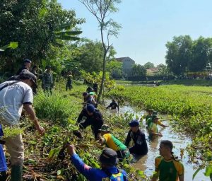 Satjar Divif 1 Kostrad Bersinergi dengan Polri dan Pemda Setempat Gelar Jumat Bersih Secara Serentak