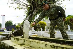 Pangdivif 3 Kostrad Mayjen TNI Choirul Anam, S.E., M.M. Pimpin Upacara Ziarah dan Tabur Bunga di TMP Balang-Balang Gowa