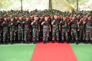 Pengarahan Kepada Prajurit Yonif PR 433/JS dan Keluarga, Kasad Ingatkan Waspadai Upaya Benturkan TNI-Polri