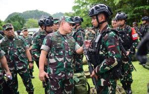 Pasukan Para Raider Kostrad Siap Tugas Operasi, Pangkostrad Dampingi Kasad Tinjau Yonif PR 433 Kostrad