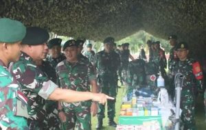 Kaskostrad Mayjen TNI Syafrial, P.S.C., M.Tr.(Han) Periksa Kesiapan Operasi Satgas Pamtas RI-Malaysia Yonarmed 10/Bradjamusti