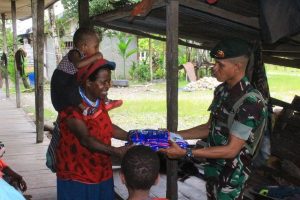 Kelambu di Timika, Yonif R 754 Kostrad Bantu Warga Timika Cegah Malaria