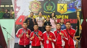 Medali Dikalungkan Untik Prajurit Yonif R 515 Kostrad, Prestasi di Ajang Kejuaraan Karate Pangdivif 2 Cup Kè IV