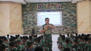 Prajurit Buaya Putih Menerima Santi Aji, Danyonif R 323 Kostrad Berikan Jam Komandan
