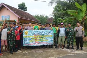 Prajurit Kostrad dan Polres Kota Banjar Sasar Tempat Ibadah, Bersama Warga Gotong Royong Bangun Masjid