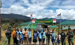 Kecintaan Prajurit Kostrad Kepada Anak Papua, Satgas Yonif R 303 Kostrad Bagikan Permen dan Snack