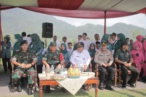 TNI Selalu Bersama Rakyat, Danyonif MR 413 Kostrad Hadiri Pembukaan TMMD Sengkuyung