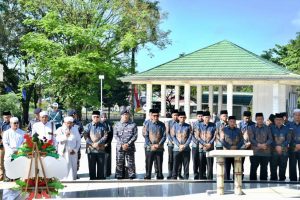 Komandan Lanal Banjarmasin Mendampingi Bupati Hulu Sungai Selatan Laksanakan Ziarah Ke Makam Pahlawan Nasional Hasan Basry