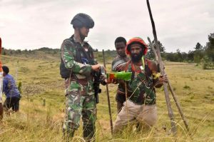 Sejahterakan Perekonomian Masyarakat Papua, Satgas Yonif R 321/GT Bagikan Bibit Sayuran Kepada Para Petani
