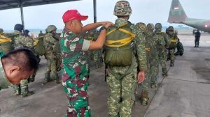 Tidak Lepas dari Satuan Pendukung Penerjunan, Pasukan Langit Terjun Penyegaran di Langit Blitar
