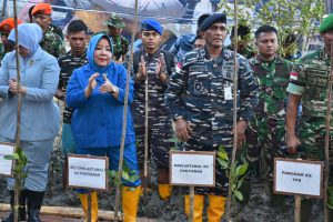 Danlantamal XII Bersama Forkopimda Kalbar Ikuti Puncak Penanaman Mangrove Nasional