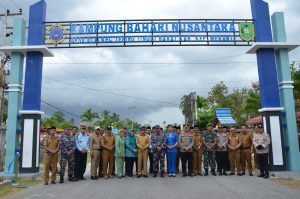 Danlanal Dumai Bersama Plt. Bupati Kepulauan Meranti Resmikan Kampung Bahari Nusantara
