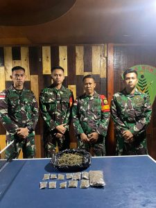 Sadar Bahaya Narkoba, Masyarakat Serahkan Ganja Kepada Satgas Yonif 132/BS