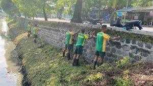 Ciptakan Lingkungan Bersih Dengan Gotong Royong, Yonarmed 12 Kostrad Bersama Masyarakat Bersihkan Sungai