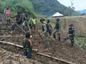 TNI Berkebun Bersama Rakyat, Tanam Keladi di Lahan Kosong