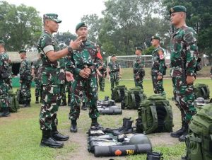 Asops Panglima TNI Mayjen TNI Muhammmad Nur Rahmad,S.I.P.Periksa Kesiapan Operasi Satgas Pamtas RI-Malaysia Yonarmed 10/Brajamusti