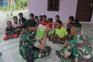 Berantas Buta Huruf Untuk Anak Papua Gemar Membaca, Yonif R 754 Bagikan Buku Peringati Hari Buku Nasional