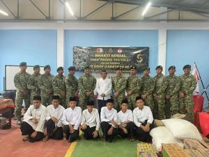 Keceriaan Anak Yatim Piatu Pondok Pesantren Al-Munawaroh, Keluarga Besar Yonif R 755 Kostrad Berbagi Kebahagiaan