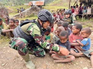 Makanan Gratis Sebagai Perjamuan Kasih, Satgas Yonif R 321 Kostrad Bagikan Makanan Untuk Warga Papua Pegunungan