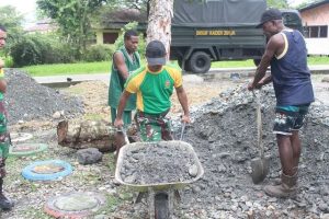 Keceriaan Anak-anak Kaugapu, Brigif R 20 Kostrad Bersama Rakyat Renovasi Taman Kanak Kanak