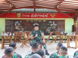 Kasdivif 1 Kostrad Brigjen TNI J. Binsar Parluhutan Sianipar Berikan Pembekalan Prajurit Satgas Yonif PR 330/Tri Dharma
