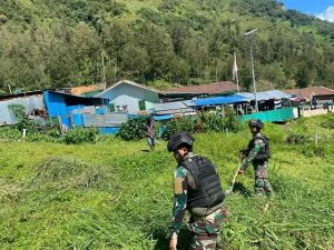 Manunggal Bersama Rakyat, Prajurit Yonif R 303 Kostrad Bersihkan Lingkungan