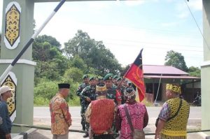 Satgas Pamtas RI-Malaysia Yonarmed 10 Kostrad Ikuti Tradisi Adat Penerimaan