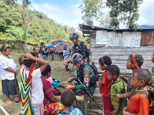 Satgas Yonif Raider 303 Kostrad Perbaiki Gereja Kampung Dambet Papua