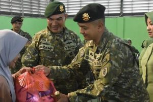 Brigif Para Raider 17/SSB Kujang 1 Kostrad Berikan Santunan Kepada Warakawuri dan Yayasan Pesantren