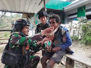 Nampak Keceriaan Anak Papua, Satgas Yonif Raider 303 Kostrad Berbagikan Nasi Bungkus