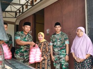 Buaya Putih Jumat Keliling, Berbagi Bingkisan Makanan di Alun-alun Kota Banjar